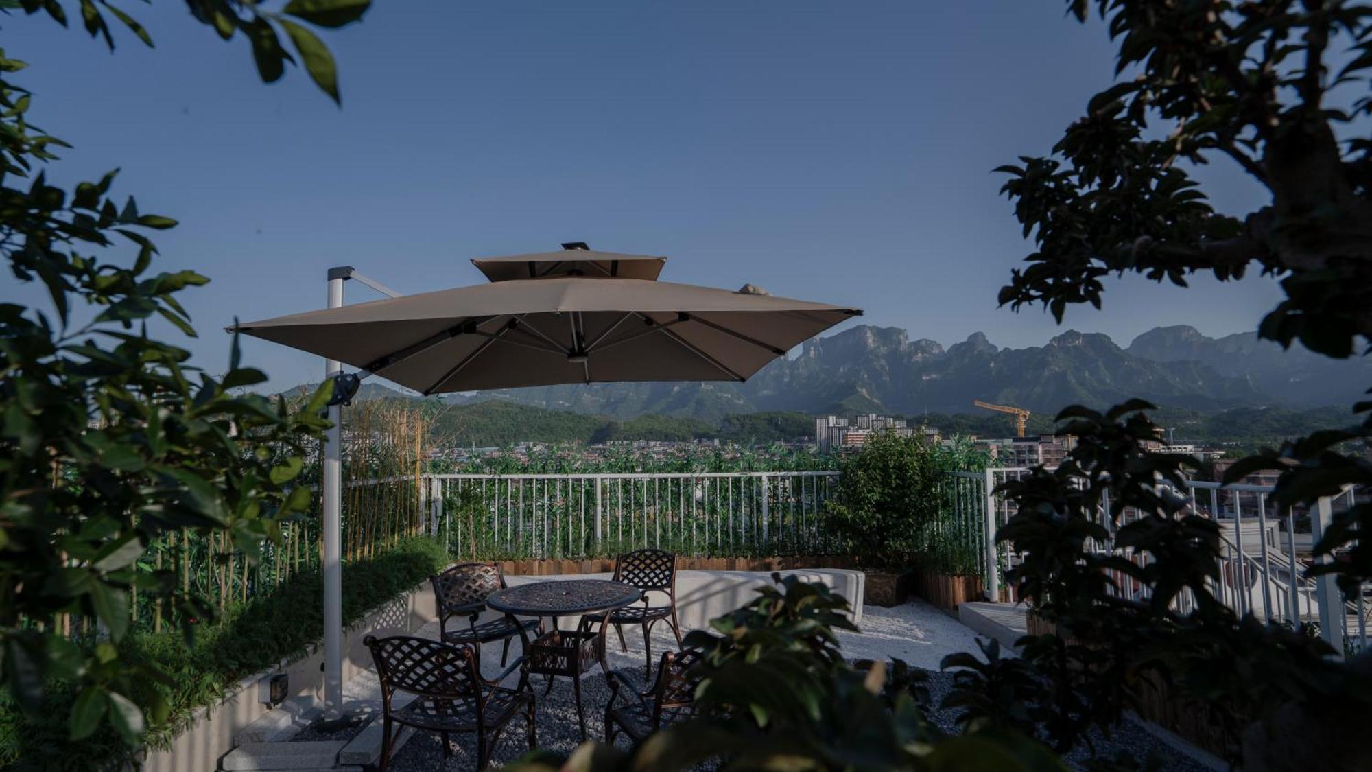 Patio Spring Holiday Inn -- Free Round Trip Pick-Up Service --Panoramic View Of Tianmen Mount Csangcsiacsie Kültér fotó