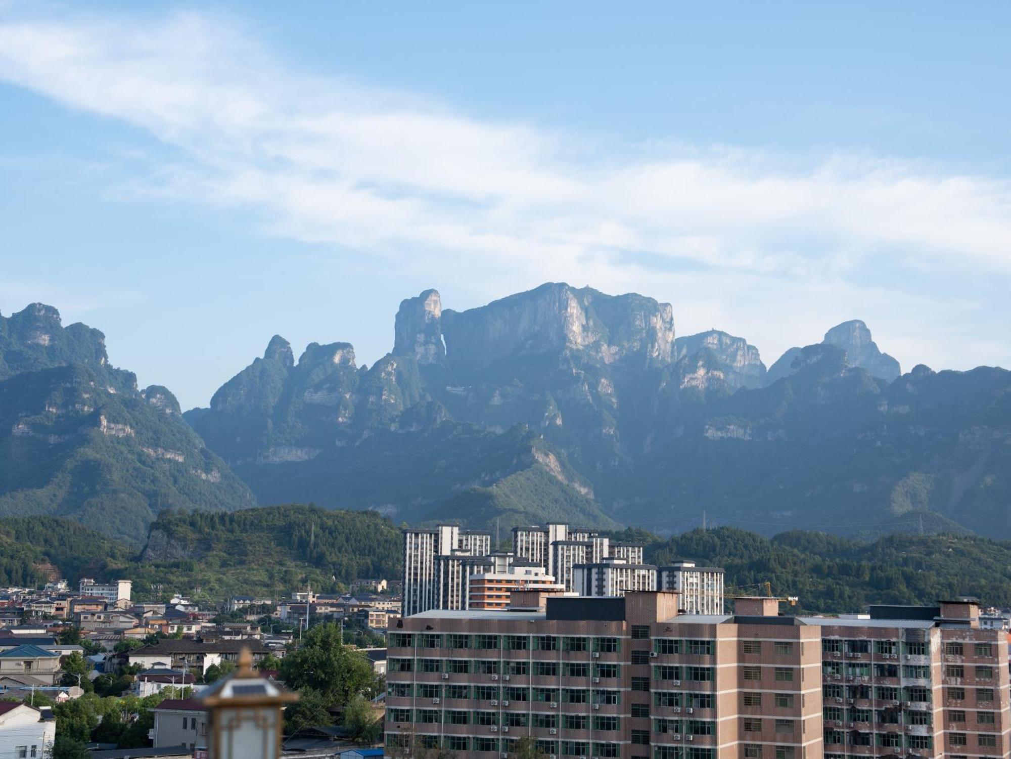 Patio Spring Holiday Inn -- Free Round Trip Pick-Up Service --Panoramic View Of Tianmen Mount Csangcsiacsie Kültér fotó